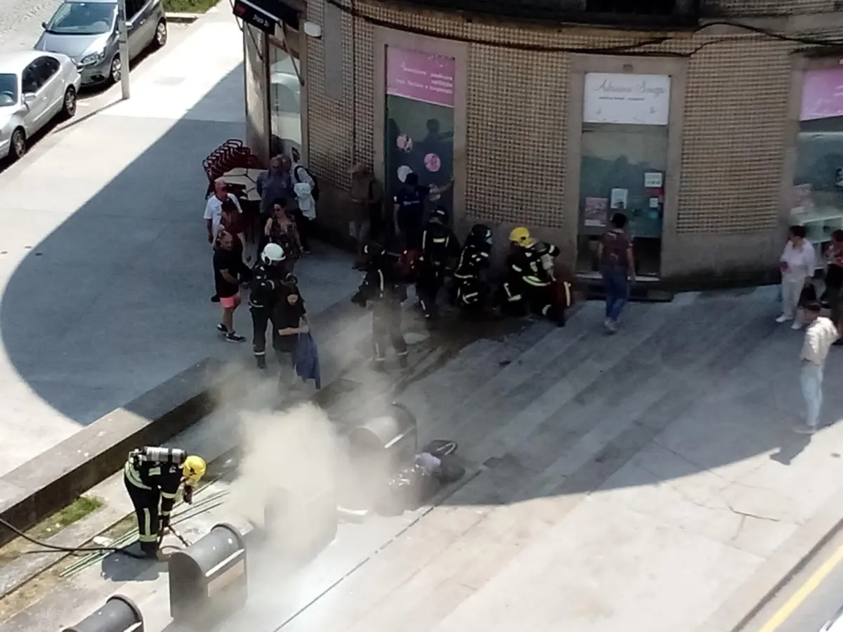 A vítima sofreu queimaduras e inalou fumo