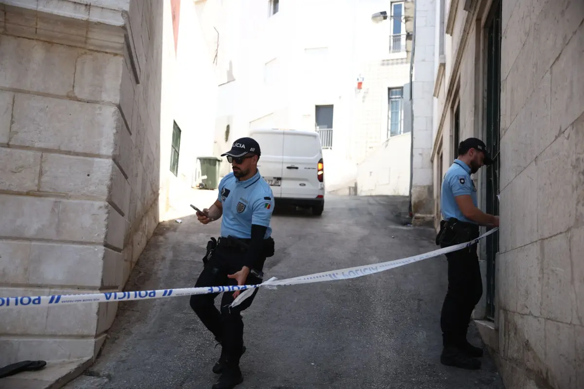 Polícia Judiciária e Polícia de Segurança Pública no local
(Mário Vasa)