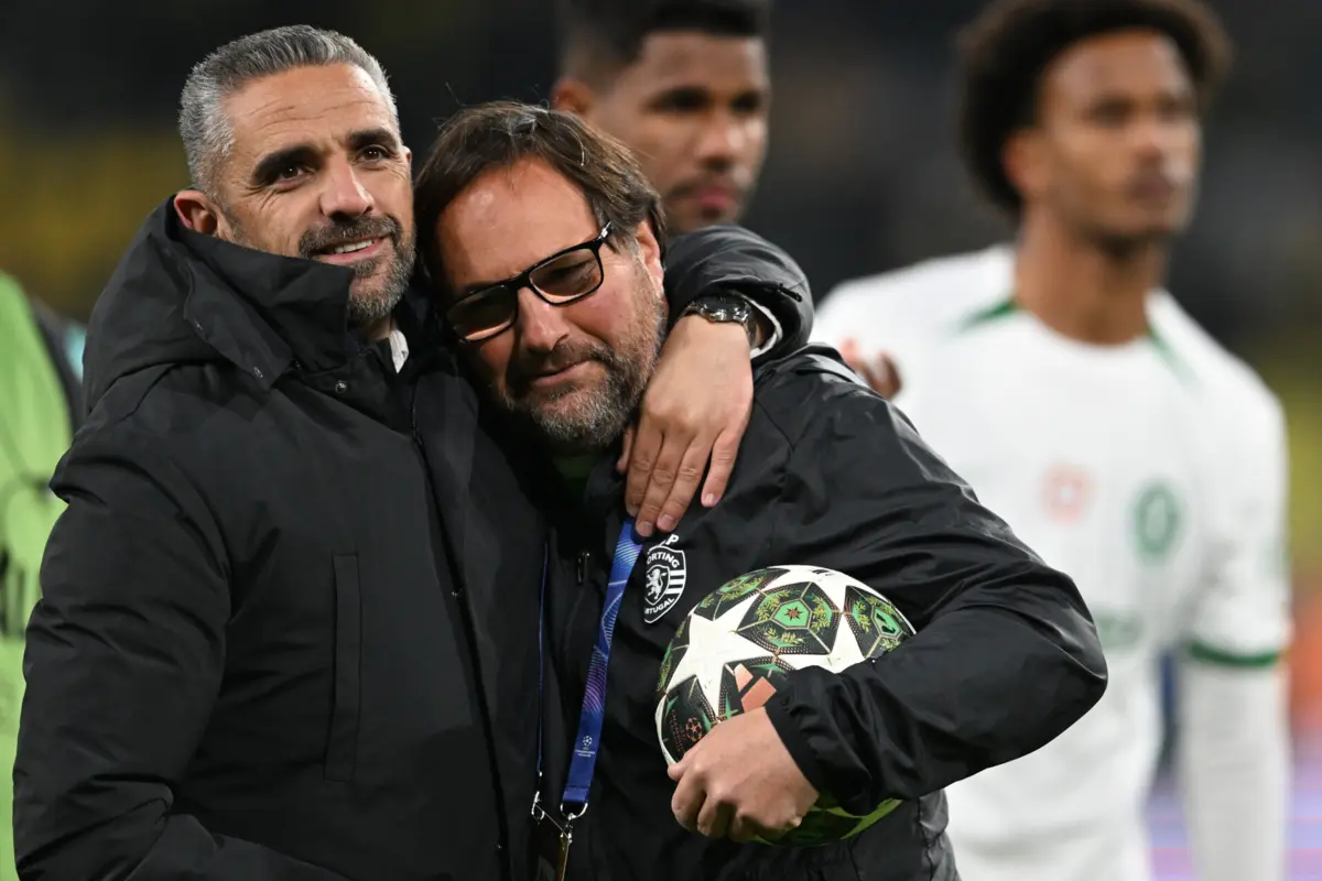 O treinador do Sporting, Rui Borges, conforta Paulinho, técnico dos equipamentos