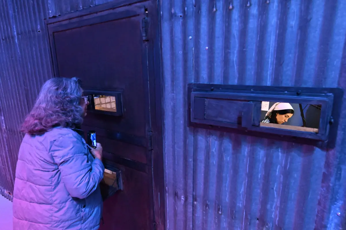 Os visitantes podem observá-la através de buracos na cela ou em imagens de câmaras de segurança