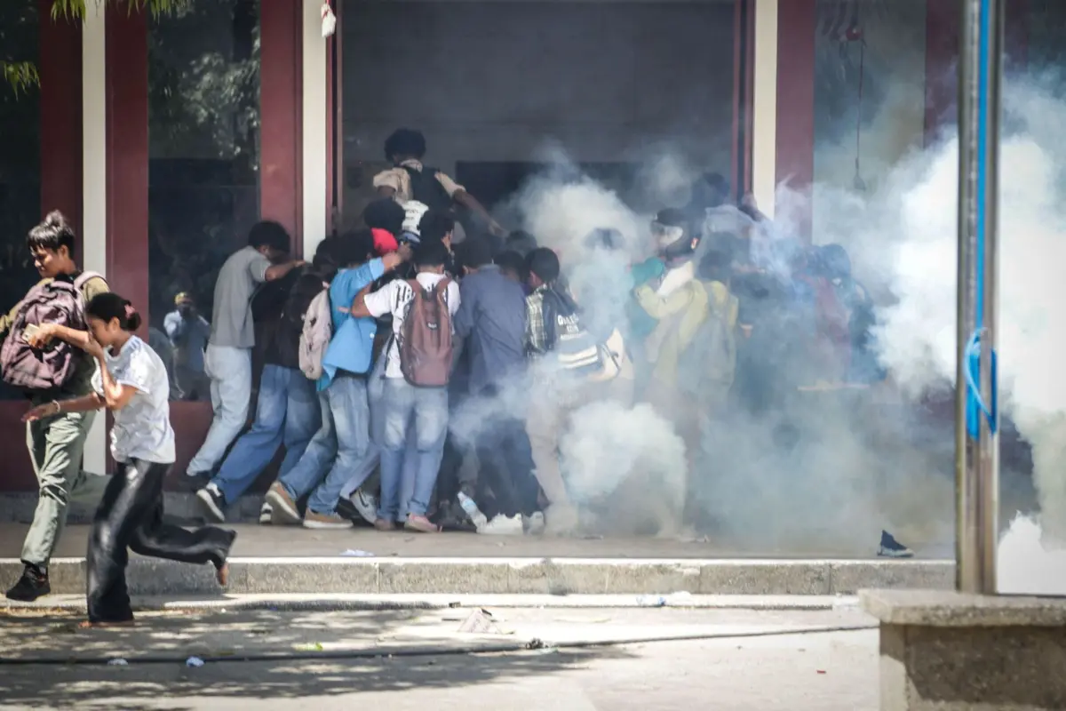 Imagem de contexto do artigo Polícia usa gás lacrimogéneo contra manifestantes que queimam pneus e atiram pedras em Díli