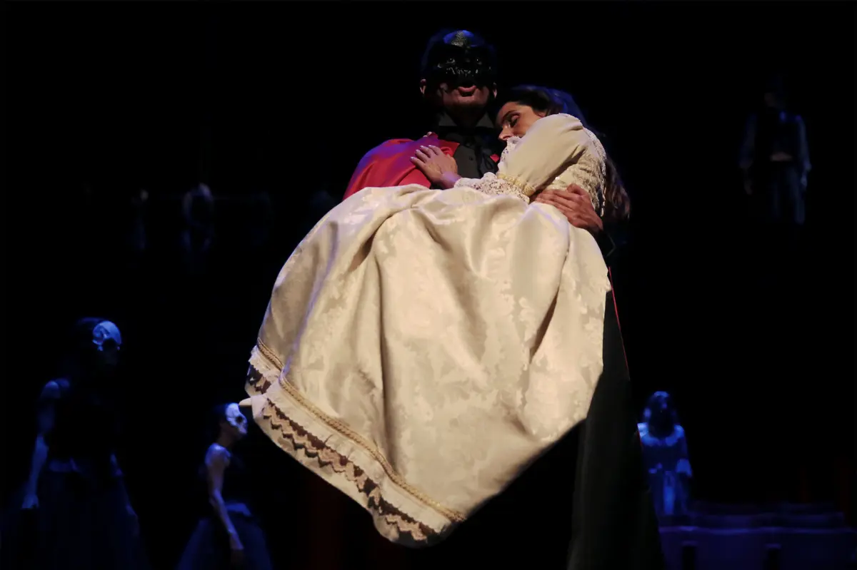 “Fantasma da ópera” na versão do encenador Bruno Bravo.