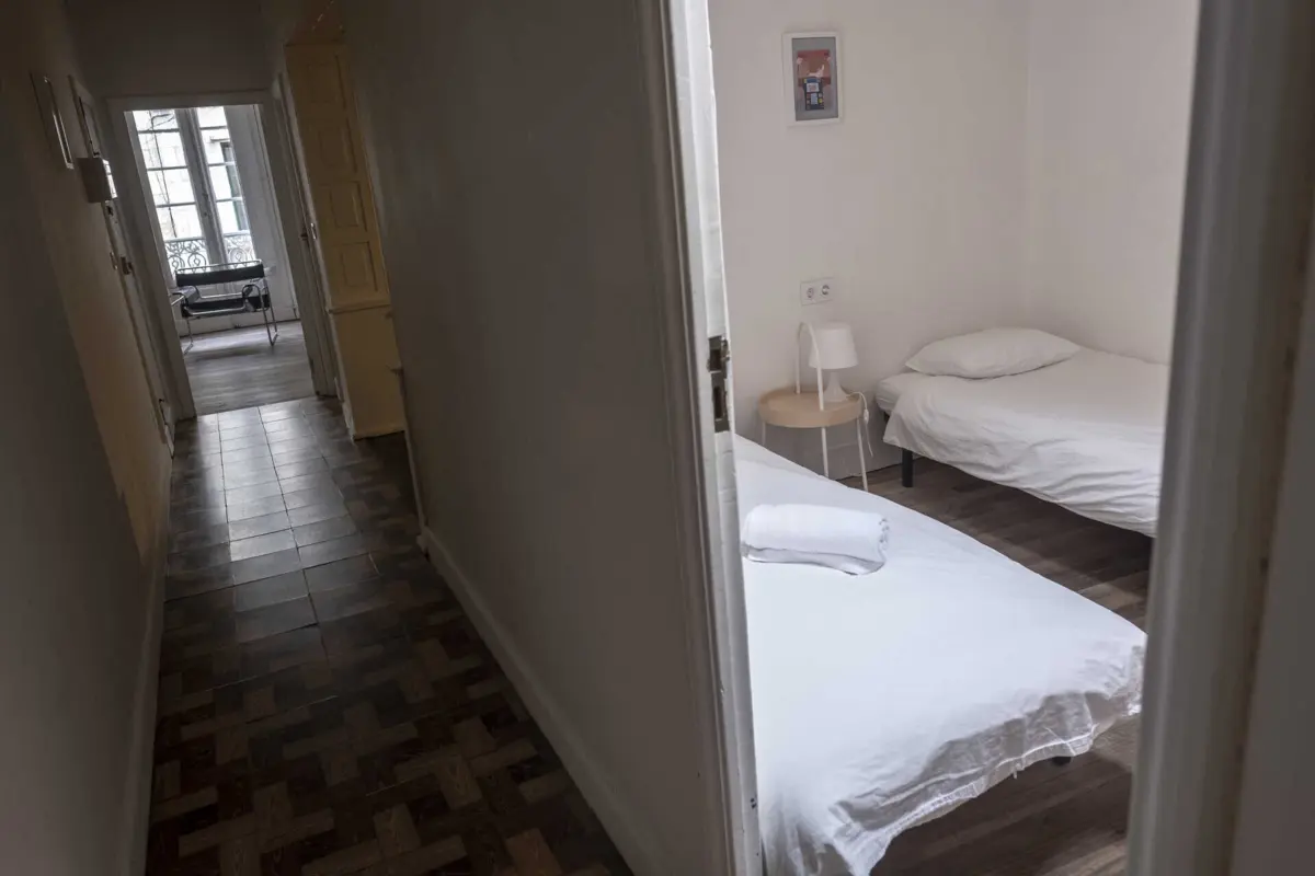 PSP deteve dois homens que foram encontrados a dormir num hostel, inde entraram após arrombarem a porta