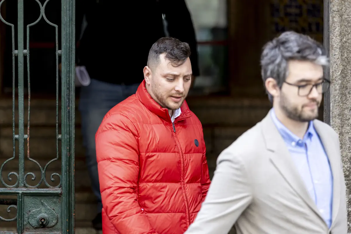 Arguido André Alves (atrás) negou ter apontado arma à cabeça e acorrentado o ofendido