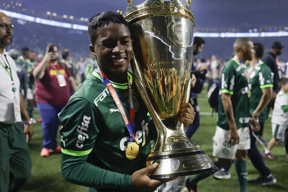 Jovem avançado jogou oito minutos no duelo entre Brasil e Colômbia, na sexta-feira