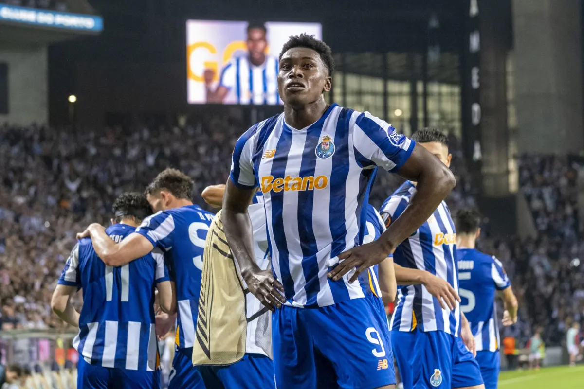 Samu bisou frente ao Manchester United