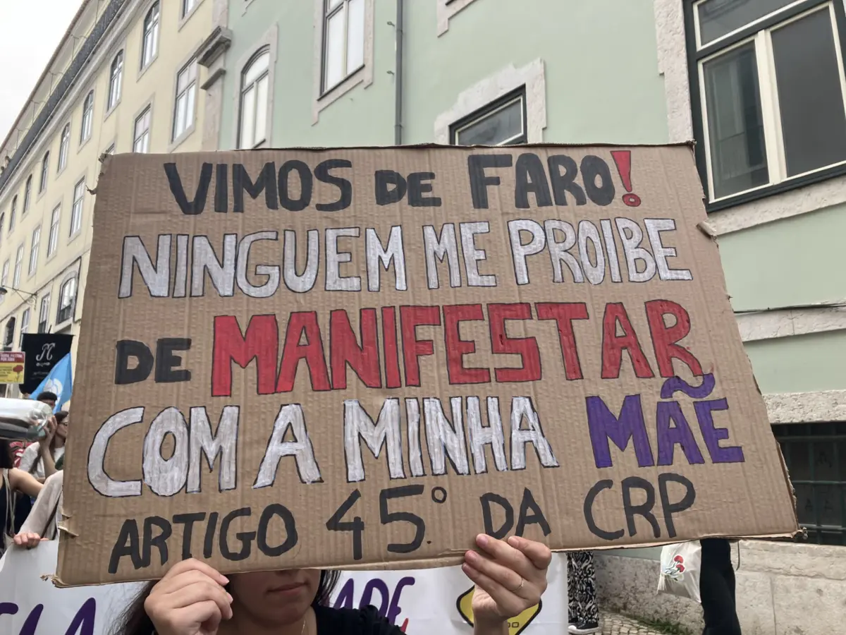 Imagem de contexto do artigo Mãe de Faro volta a participar num protesto em luta pelo direito à manifestação