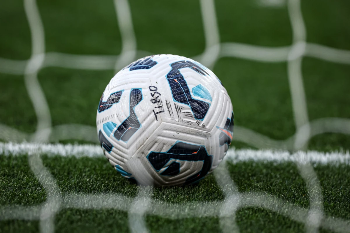 Era pago a título de salário uma quantia entre os 150 e os 300 euros mensais aos jovens