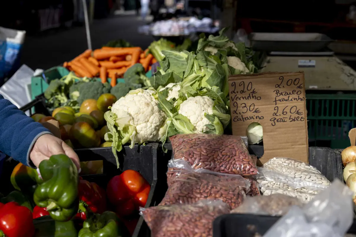 Cabaz de bens alimentares essenciais deixou de ter IVA zero em janeiro