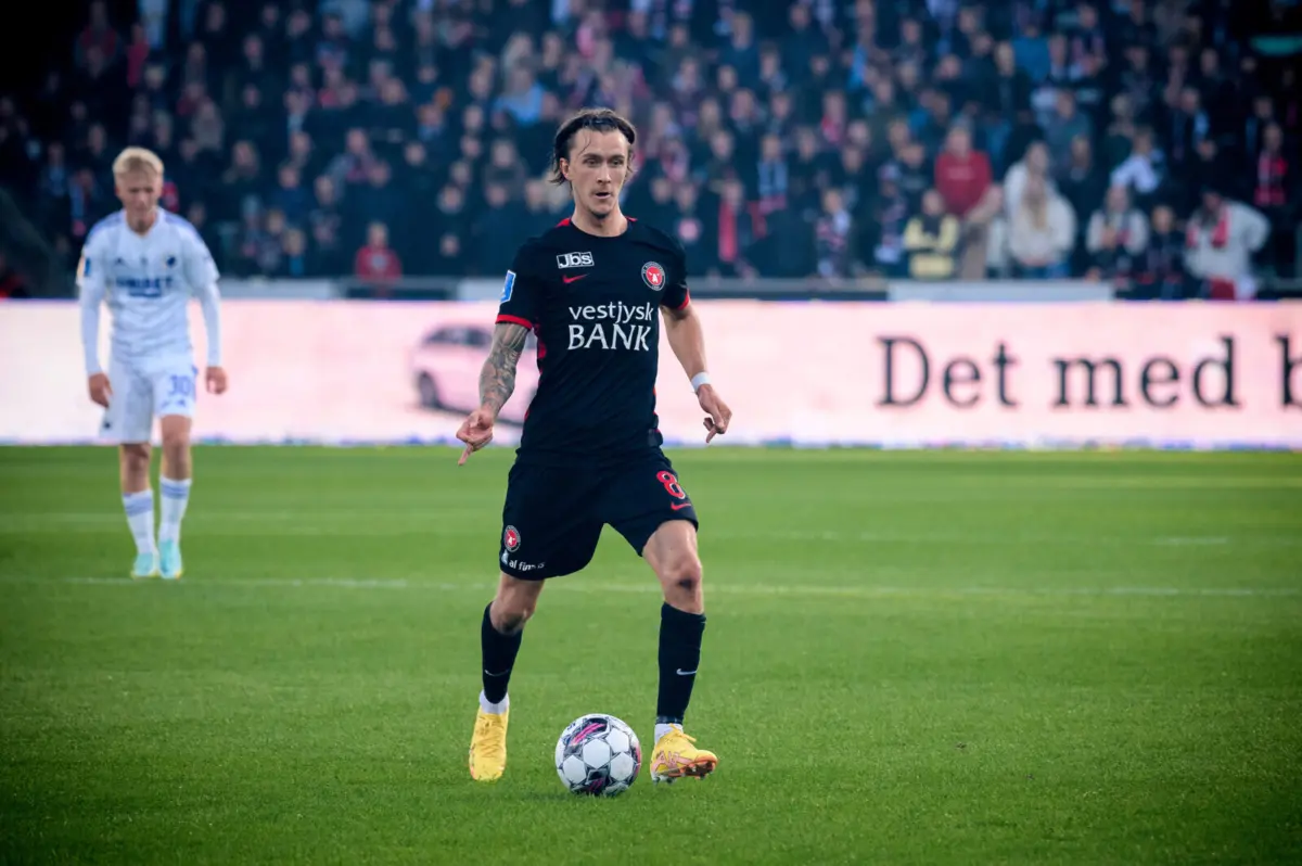 O internacional sueco manifestou vontade de continuar a jogar de forma profissional