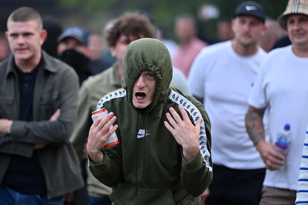 A violência, atribuída pelas autoridades à extrema-direita, ocorreu depois de ter sido espalhada informação errada sobre o alegado autor de um esfaqueamento