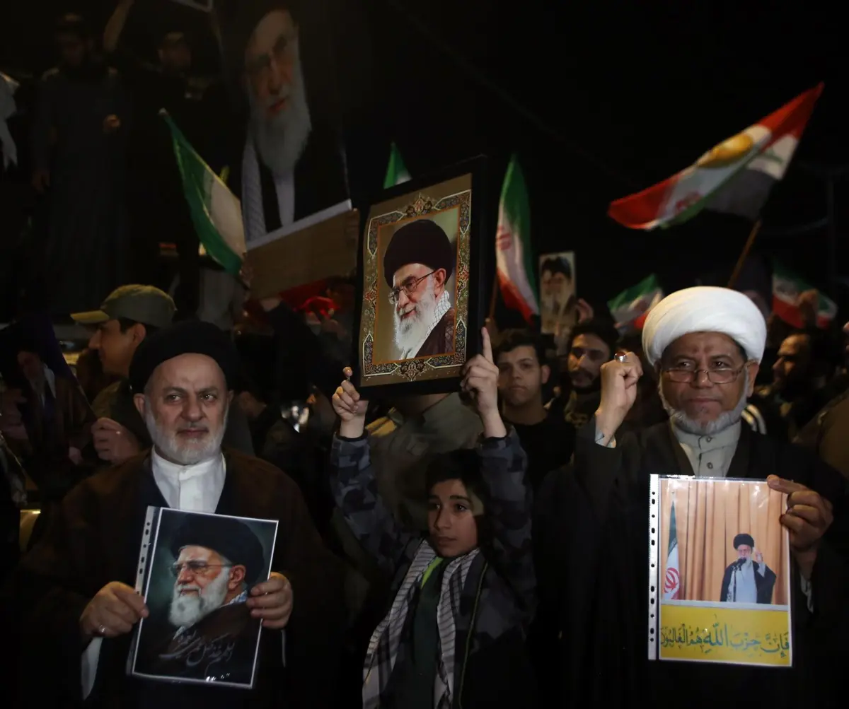 Manifestantes pró-Khamenei num protesto perto da embaixada dos EUA em Bagdade, Iraque