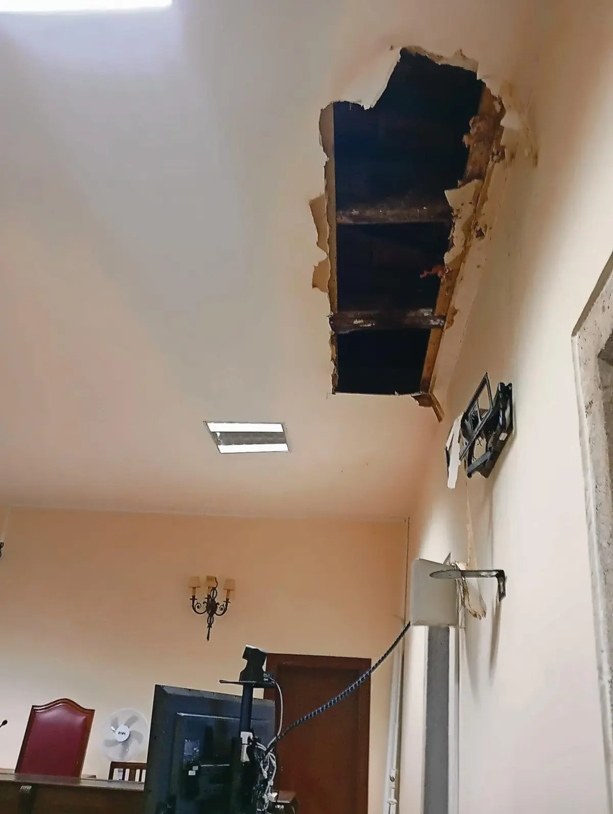 Teto desabou sobre televisão das videoconferências e bancada de advogados