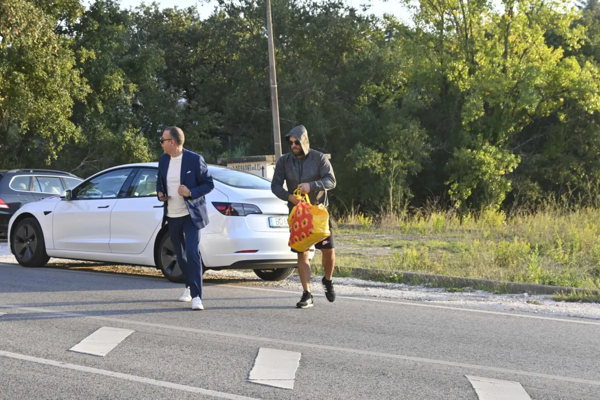 "Dálio" (à direita), acompanhado pelo seu advogado Aníbal Pinto, quando se entregou à Polícia Judiciária de Leiria