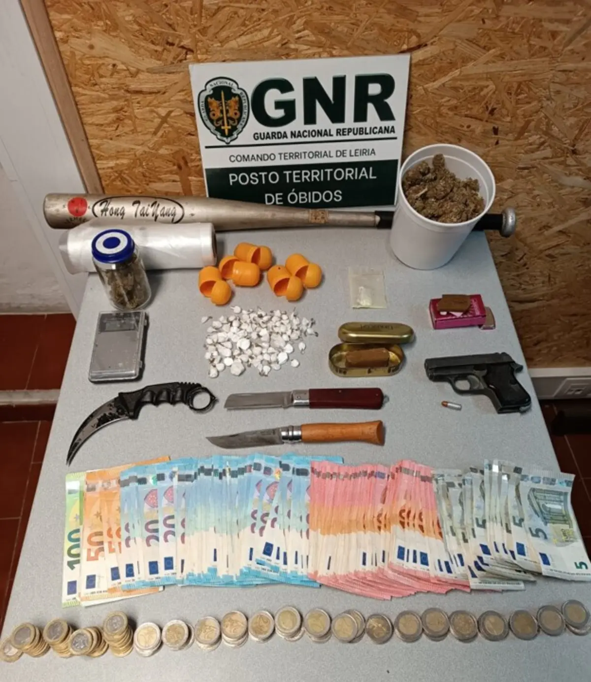 GNR deteve um homem e apreendeu droga, armas e dinheiro