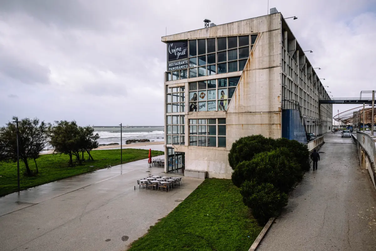 A Agência Portuguesa do Ambiente (APA) mantém a intenção de demolir o Edifício Transparente e a discoteca "Kasa da Praia". Foto: Igor Martins / Global Imagens