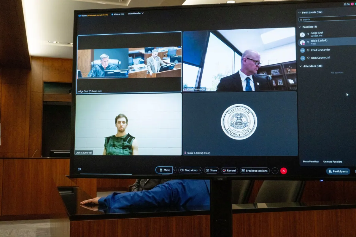 Tyler Robinson ouviu em silêncio as acusações