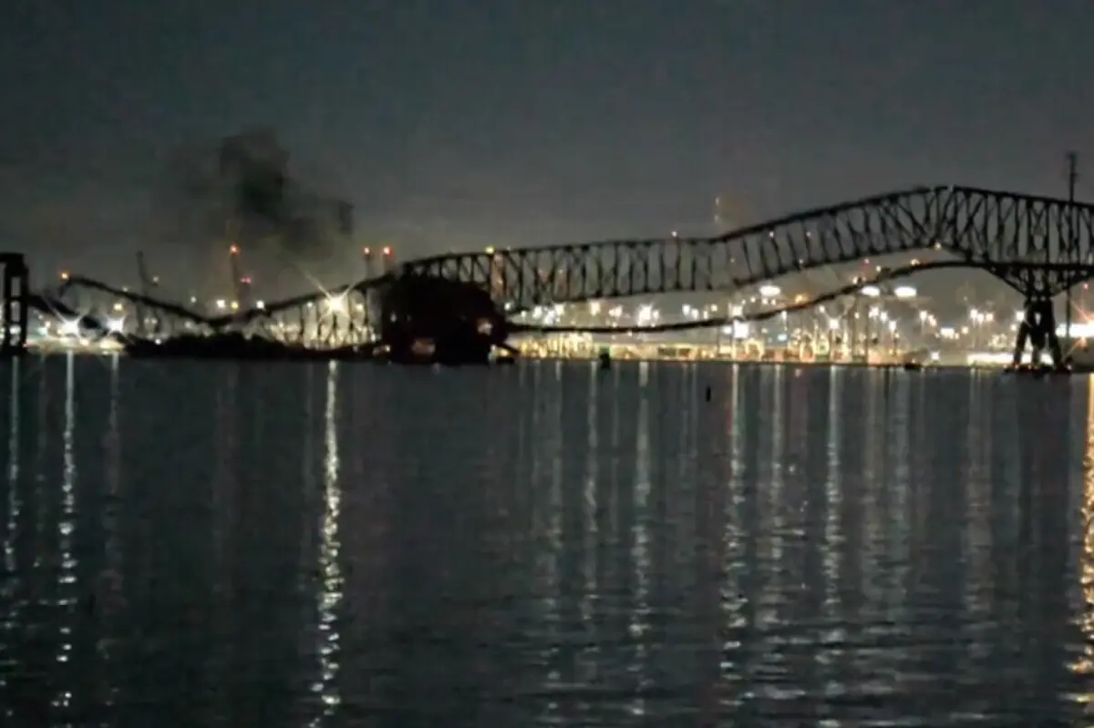 Momento do impacto do navio e colapso da ponte Francis Scott Key, em Baltimore