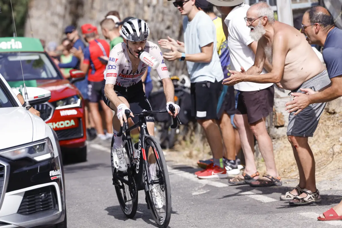 Adam Yates atacou a solo a 58 quilómetros da meta