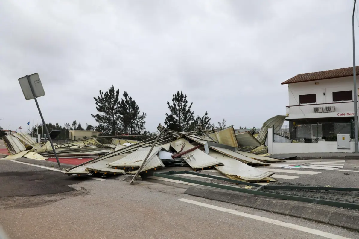 Destroços causados pela passagem da depressão Kristin, em Leiria, 28 de janeiro de 2026. Portugal continental está a ser afetado pelos efeitos da passagem da depressão Kristin, com chuva, vento, neve e agitação marítima, tendo sido emitidos vários avisos pelo Instituto Português do Mar e da Atmosfera (IPMA). PAULO CUNHA/LUSA