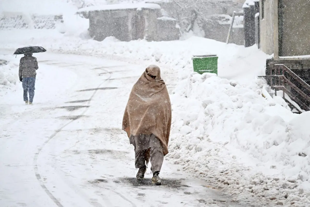 Equipas de resgate estão a trabalhar para remover a neve e chegar aos turistas isolados