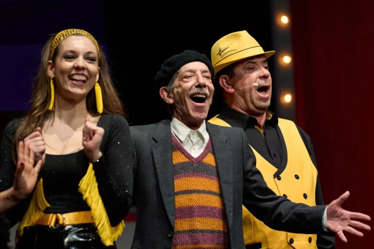 Fernando Gomes (ao centro) escreveu, encenou e protagoniza a peça, que está em cena no Teatro Municipal Sá de Miranda, em Viana.