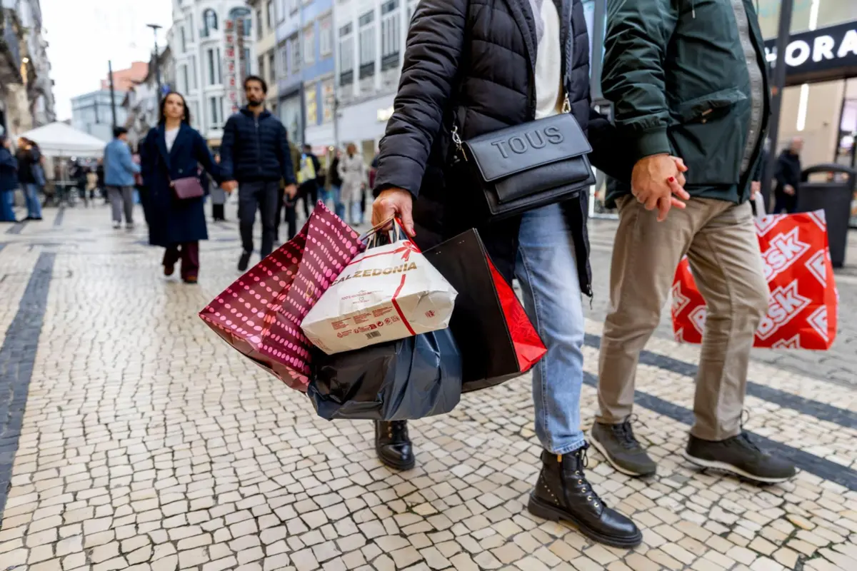 Rua de Santa Catarina, principal artéria de comércio do Porto, regista muito movimento