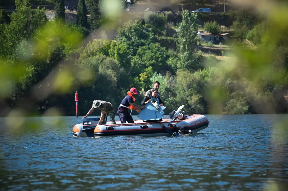 Na água estão hoje duas embarcações e 11 operacionais da Polícia Marítima