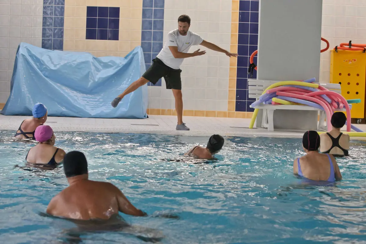 Imagem de contexto do artigo Piscina em Gaia: "Aos sábados é de deitar as mãos à cabeça" com tanta gente