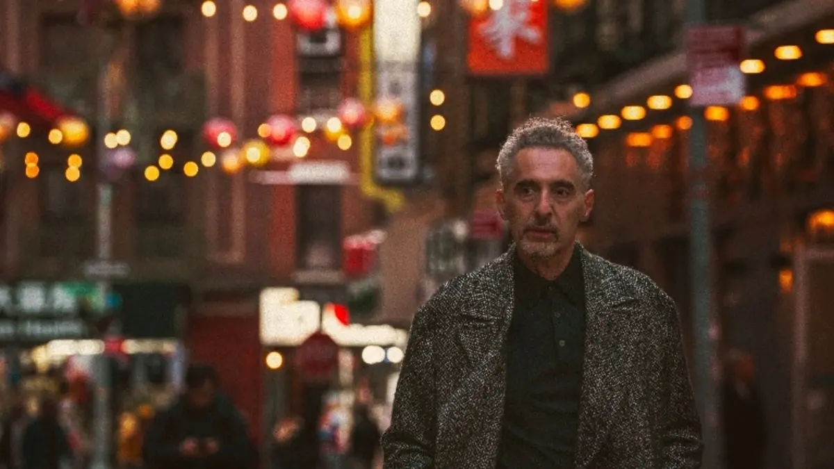 John Turturro é Harry em "The Only Living Pickpocket in New York"