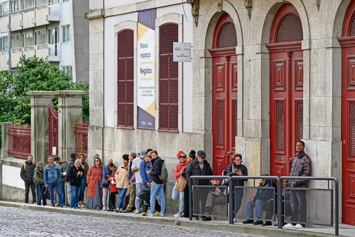 Filas acumulam-se junto aos serviços de Registos e Notariado