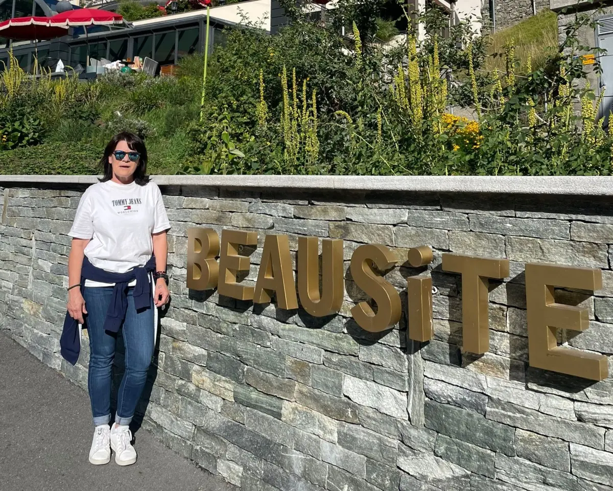 Maria Carlos Lourenço emigrou aos 50 anos e trabalha num hotel