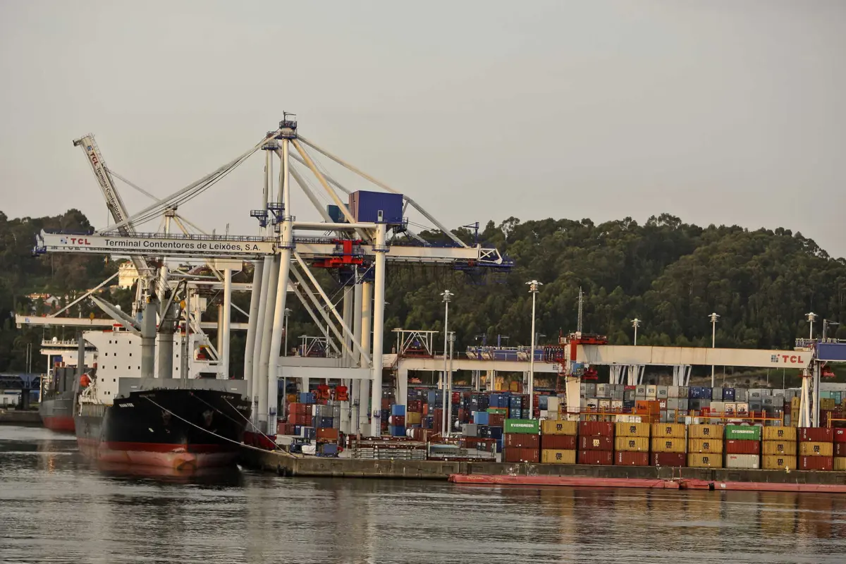 Manobrador movimentava contentores no porto de Leixões