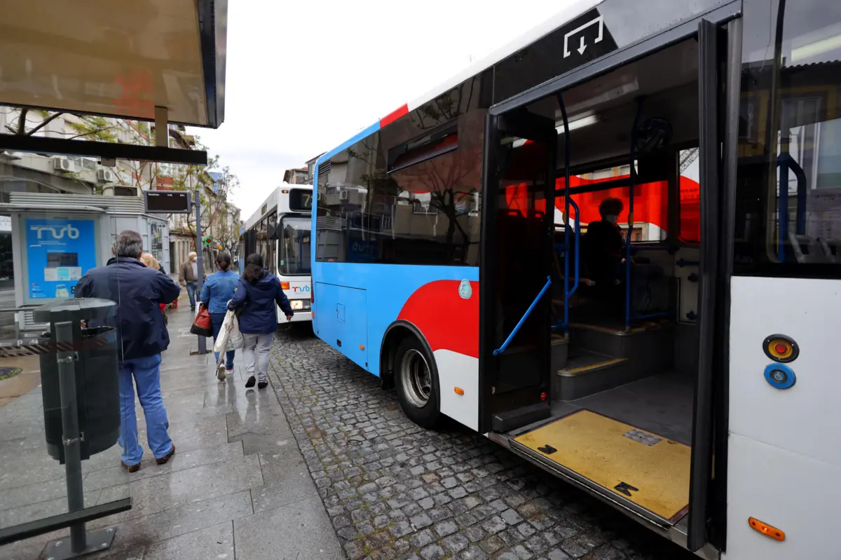 O autocarro já tinha arrancado e o motorista não evitou a passagem com a roda traseira direita sobre a vítima
