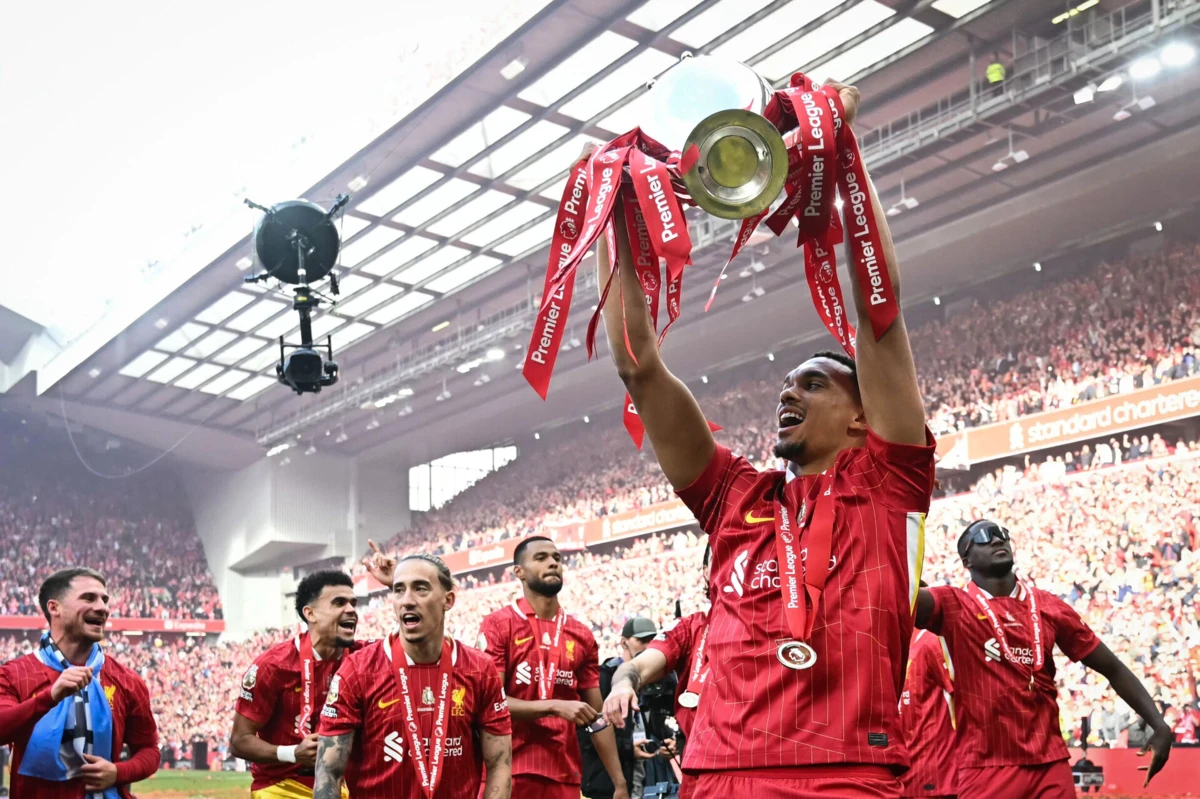 Lateral inglês na festa do título dos reds