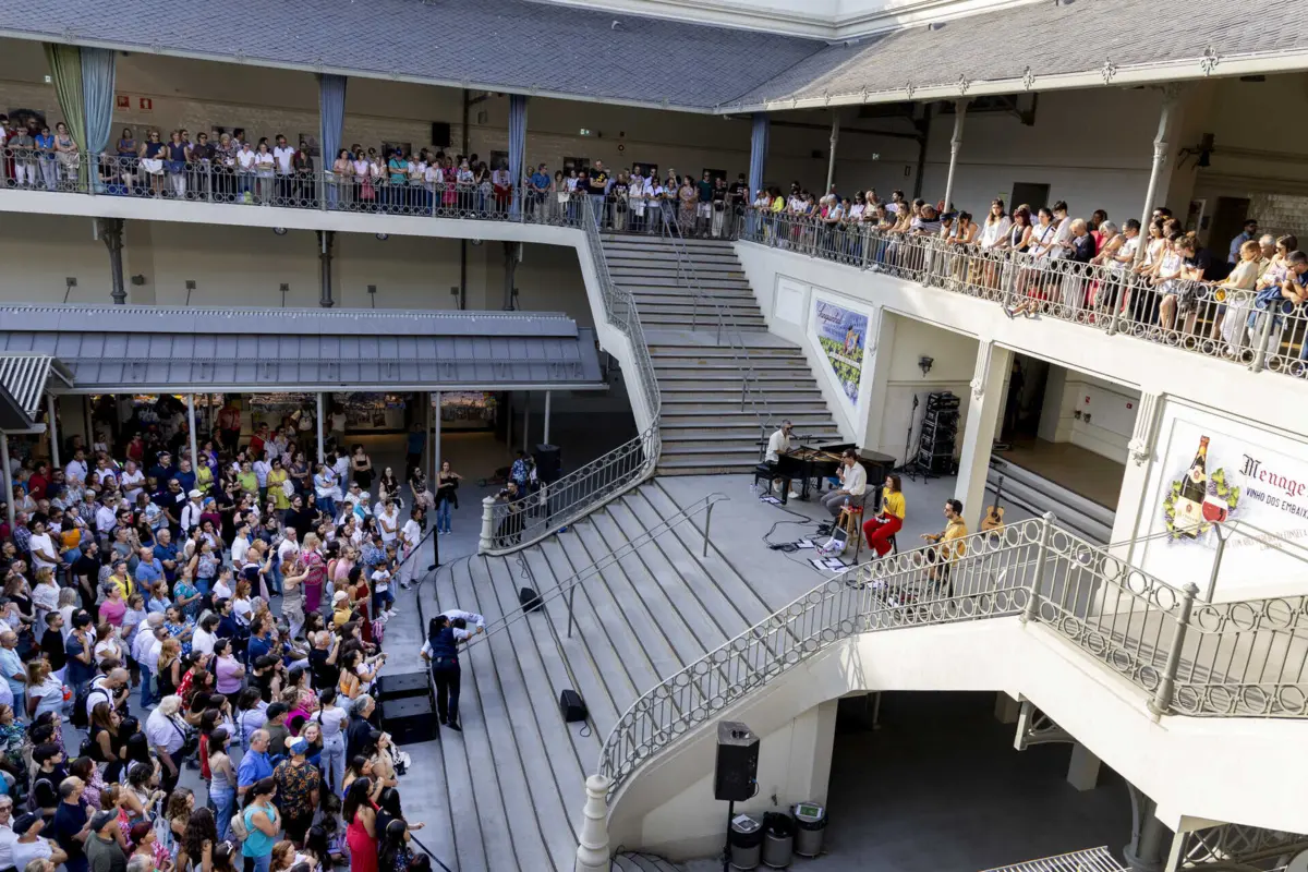 O mercado transformou-se numa sala de espetáculos