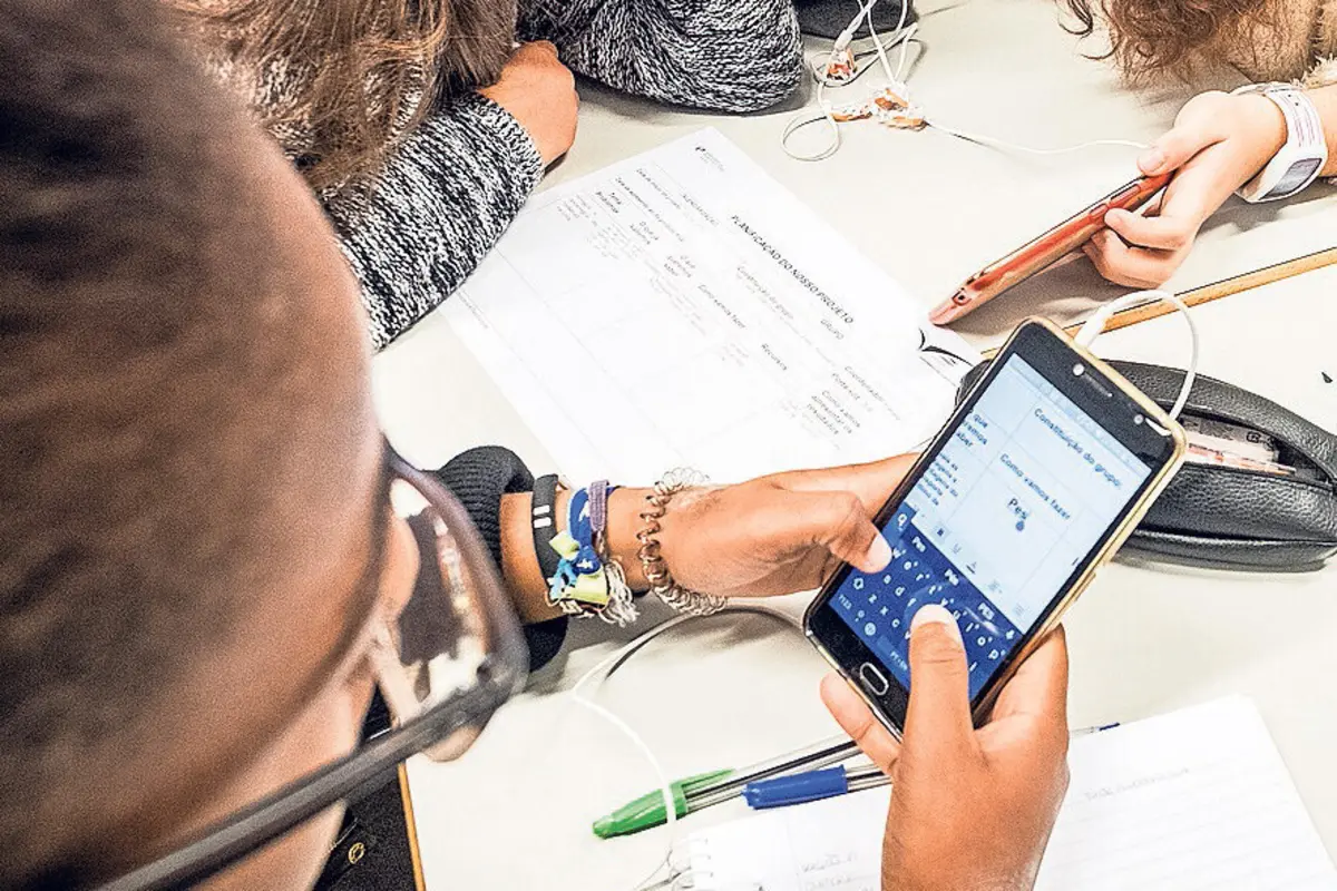 Imagem de contexto do artigo Uso do telemóvel adia brincadeiras ou é aliado da aprendizagem na escola