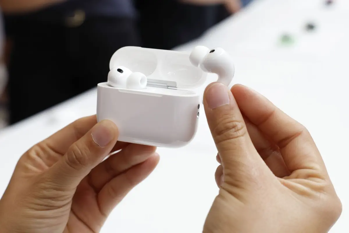 Os AirPods ouvem o que a outra pessoa está a dizer e enviam o áudio para o iPhone, onde os modelos de IA traduzem a frase