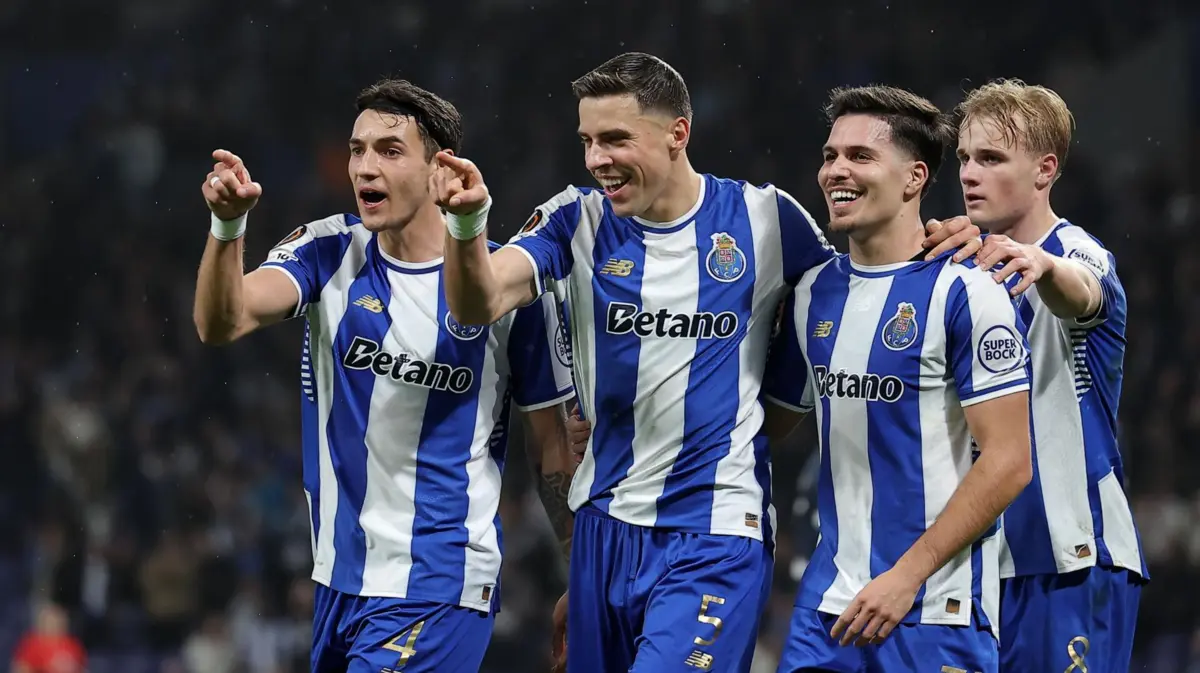 O F. C. Porto confirmou o apuramento com uma vitória sobre o Rangers