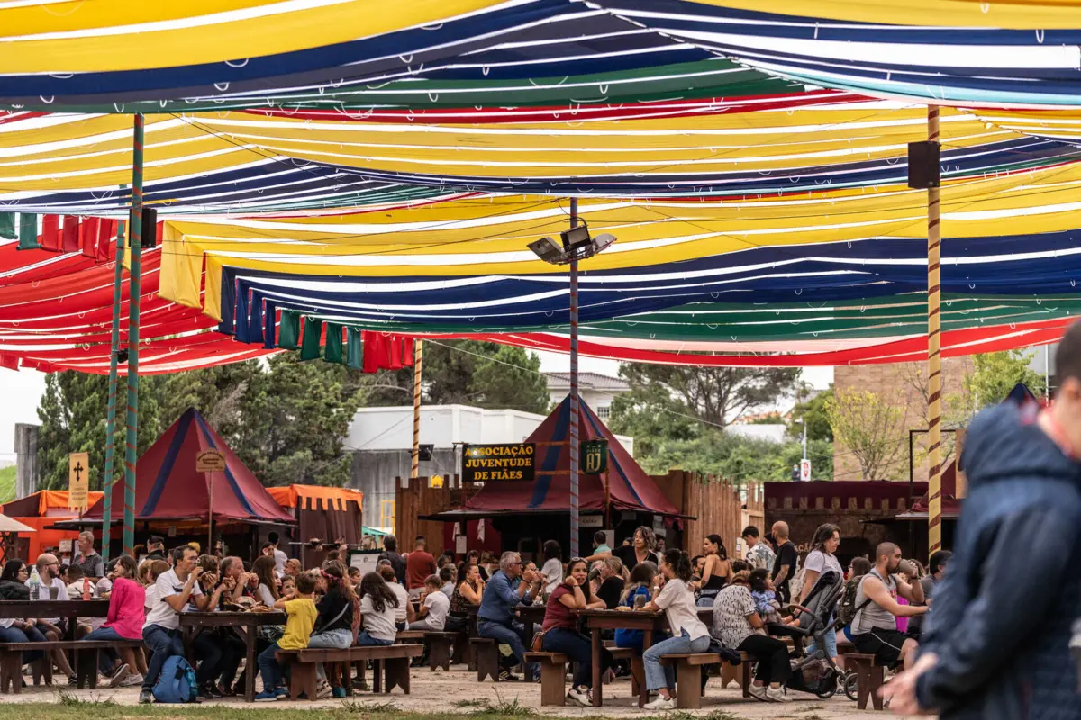 Muitas centenas ocuparam a zona onde se vai recriar o ambiente medieval