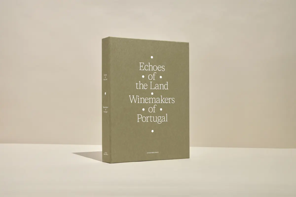 "Vinhos de Terras de Tempo" está disponível em português e inglês.