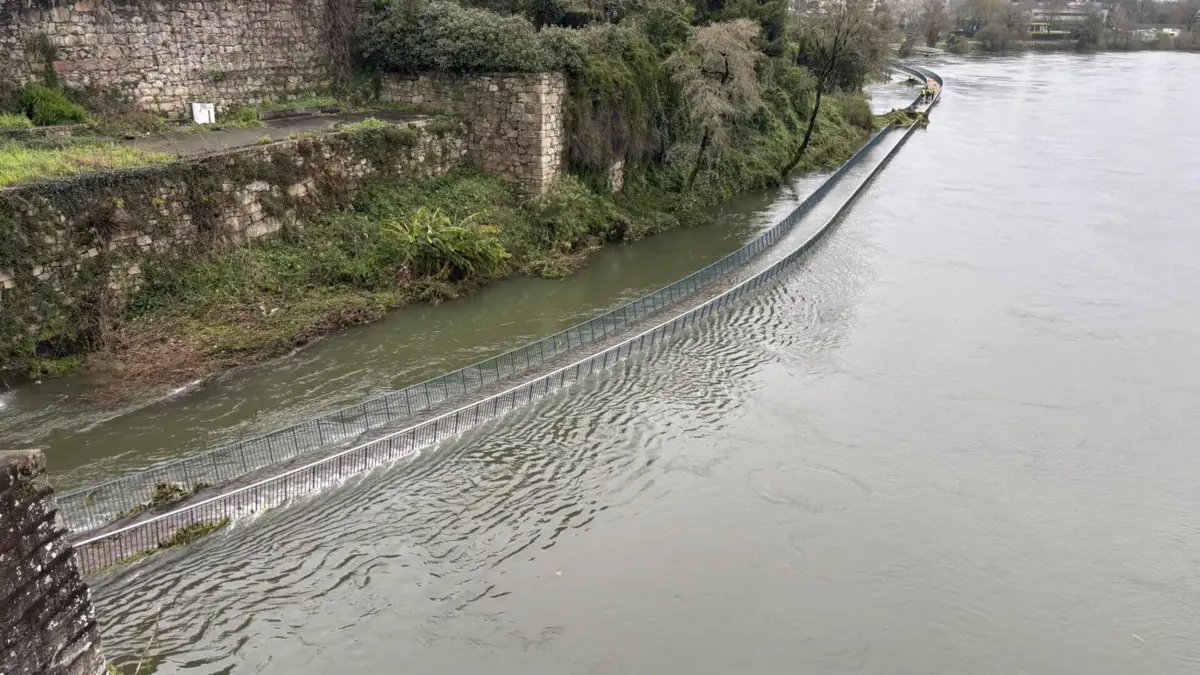 Irlandeses aproveitaram para descer o açude e navegar no leito do rio