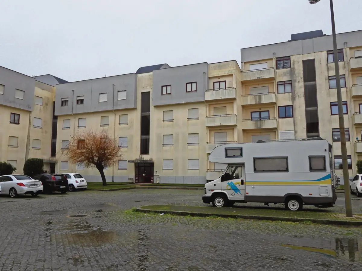 Vítima morreu no apartamento da Praceta Manuel Rebelo, na Apúlia