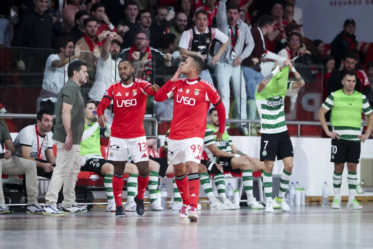 Jacaré e Pany Varela festejam o primeiro golo do Benfica