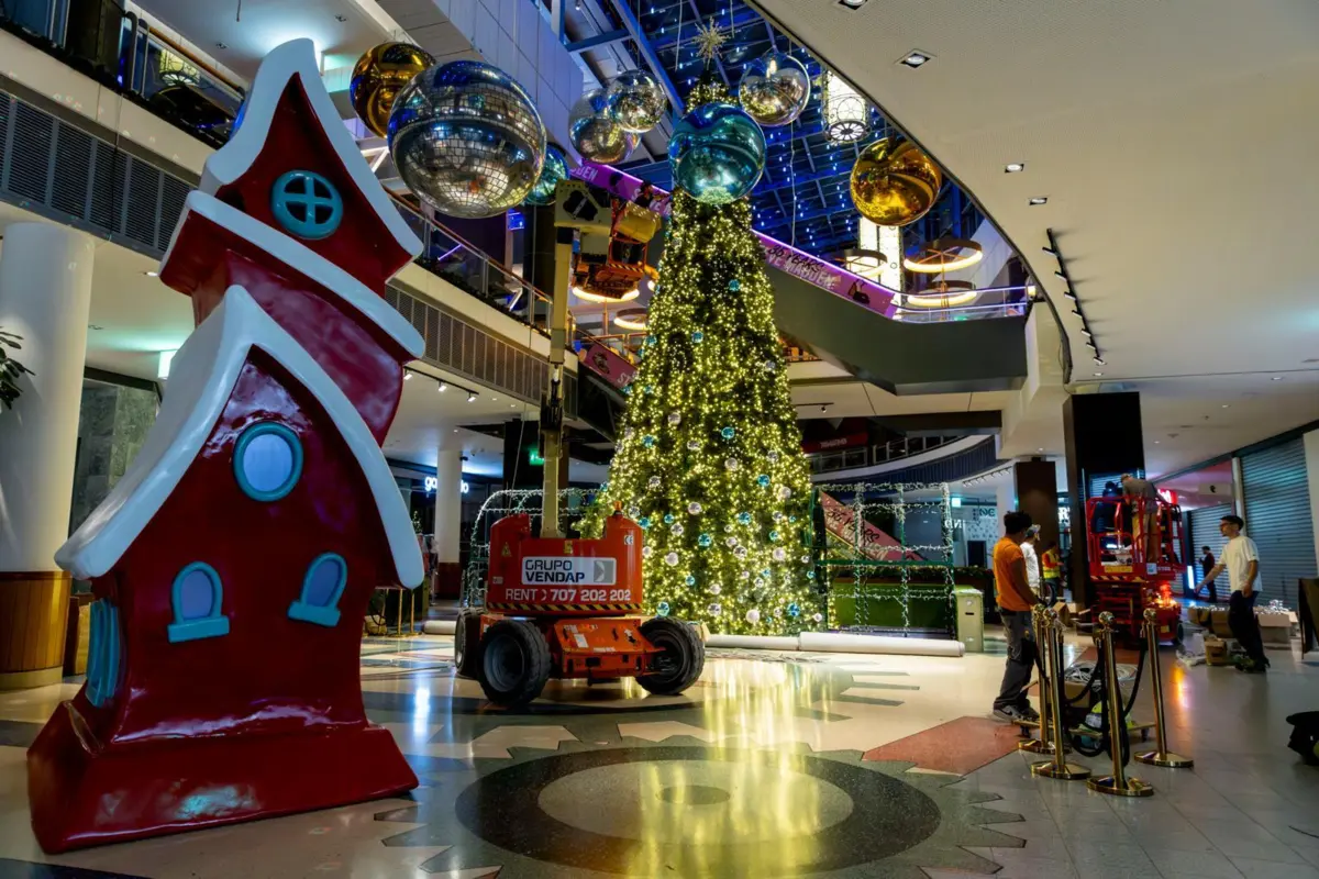 Imagem de contexto do artigo Bolas gigantes e alpinistas: oito noites de trabalho para deixar o NorteShopping a brilhar no Natal