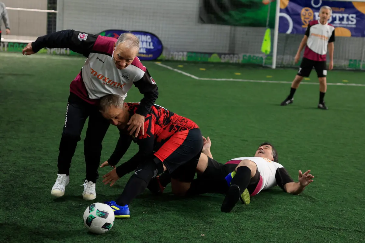 "Walking football" cativou os atletas mais experientes