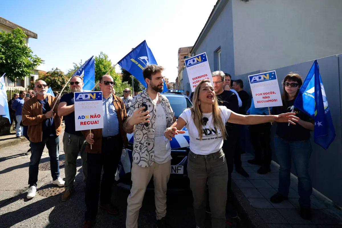 A indignação foi o tom geral da concentração promovida pelo ADN