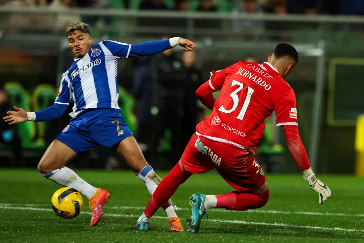 William roubou a bola ao guarda-redes do Tondela no segundo golo