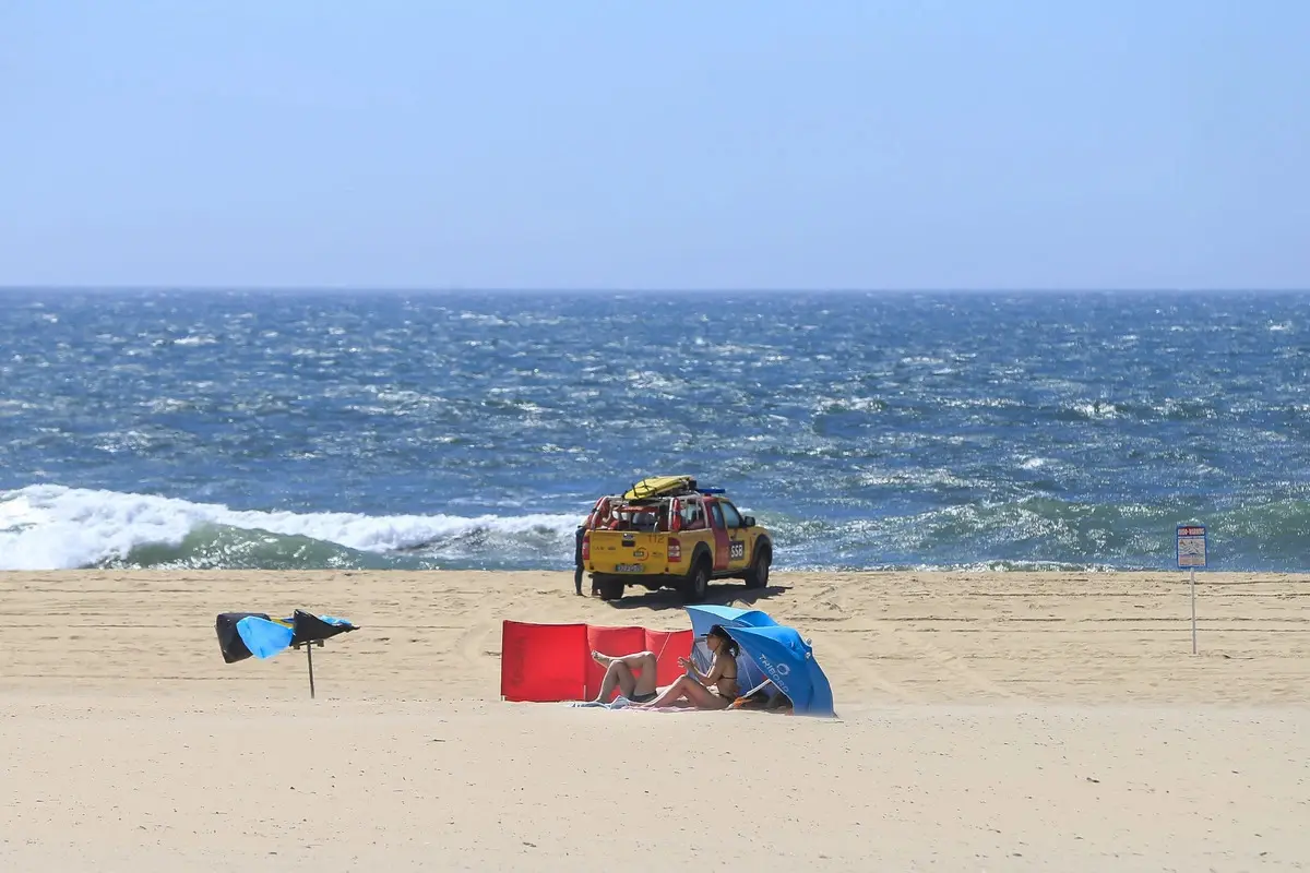 Agitação marítima obrigou ao resgate de dois banhistas, em Leça da Palmeira