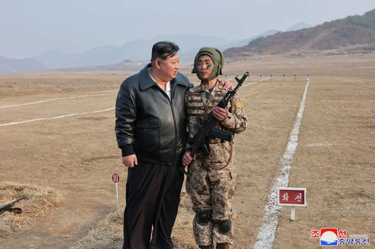 O líder norte-coreano, Kim Jong Un, visitou tropas em exercícios militares